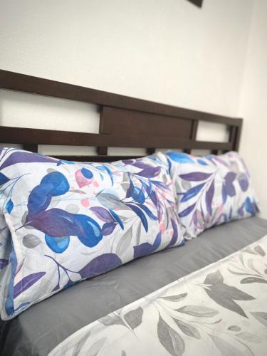 拉巴特Appartement Houria的一间卧室配有一张带枕头的床