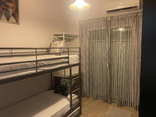哈尔基斯Luxurious 6 bedroom villa In a great location的客房设有两张双层床和淋浴。