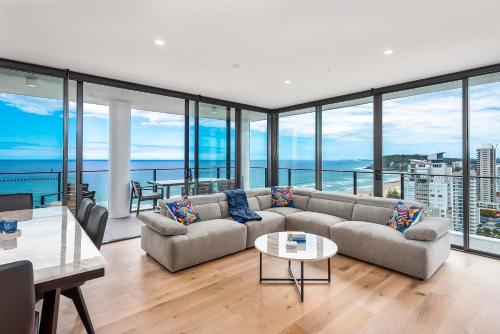 黄金海岸Breathtaking Burleigh Beach Abode的带沙发和玻璃窗的客厅