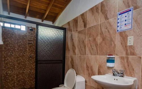 圣菲德安蒂奥基亚Hotel San Sebastian del Tonusco的浴室配有卫生间、盥洗盆和淋浴。