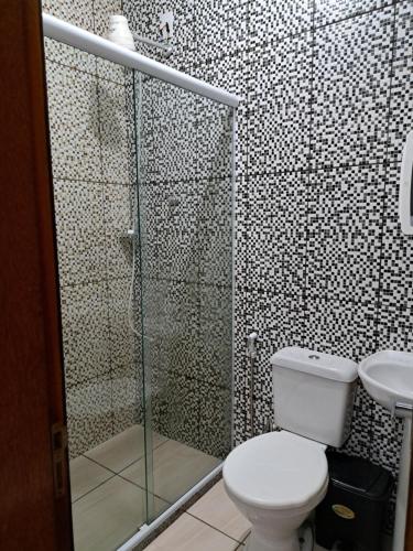 安格拉杜斯雷斯Casa aconchego Parque Mambucaba的一间带卫生间和玻璃淋浴间的浴室