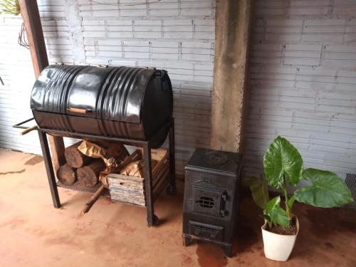伊瓜苏港La casa de Tilili的客房内的木炉和烧烤架
