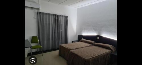 Castrillo de la GuareñaHOTEL LA GUAREÑA的一间卧室配有一张床、一张书桌和一个窗户。