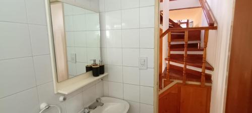 埃斯克尔Aljaba的白色的浴室设有水槽和镜子