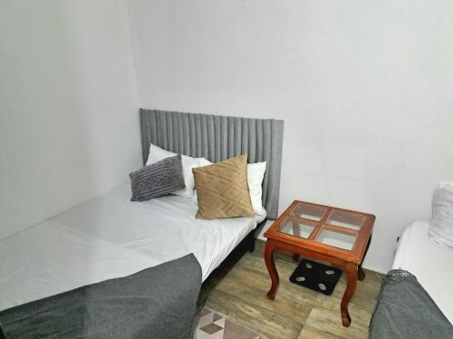 布埃纳文图拉Casa Colinas的一间小卧室,配有一张床和一张桌子