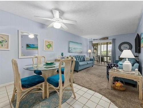 默特尔比奇Blue Beach Myrtle的客厅配有桌子和沙发