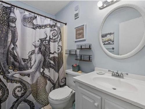 默特尔比奇Blue Beach Myrtle的一间带水槽和淋浴帘的浴室