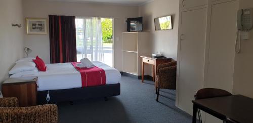 阿什伯顿准将汽车旅馆的酒店客房设有床和窗户。