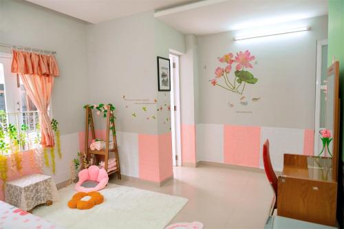 芽庄Lucky Home的一间拥有粉红色和白色墙壁的儿童房