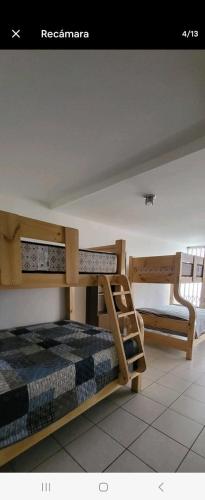圣巴托洛Lindo y Comodo minidepartamento en San Bartolo的一间卧室设有两张双层床和一扇窗户。