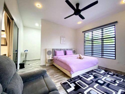 北赖Modern Cozy House 4Room10pax @Near Sunway Carnival的一间卧室配有一张床和吊扇