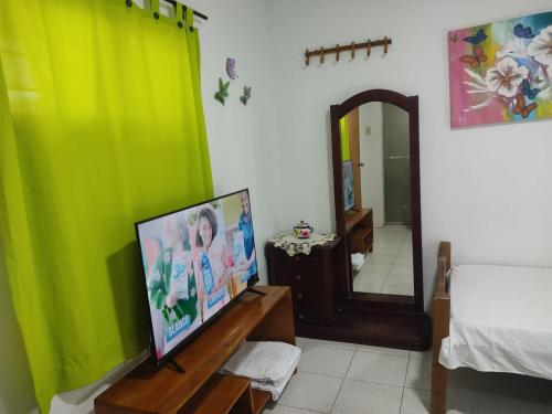 卡塔赫纳Hospedaje Casa Pachi en Cartagena de Indias的一间带电视和镜子的客厅