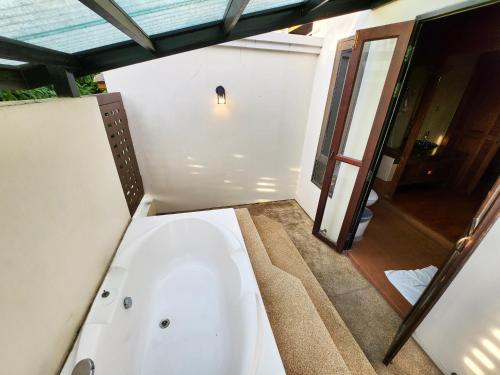 乔木提恩海滩ปุณณภา พูล วิลล่า พัทยา Punnapha Pool Villa Pattaya的一间位于客房内的带白色浴缸的浴室