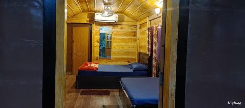 瑟格莱什布尔Farmers Son CampingGround的小房间设有床和沙发