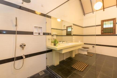 基林德Yala Chalets by Lalan Leisure的一间带水槽和淋浴的浴室