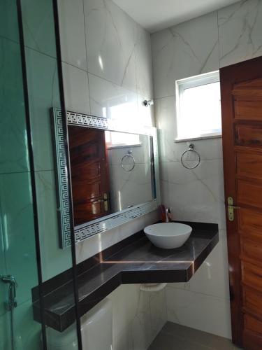 弗雷谢拉斯Casa Tropicana (2º andar)的一间带水槽和镜子的浴室