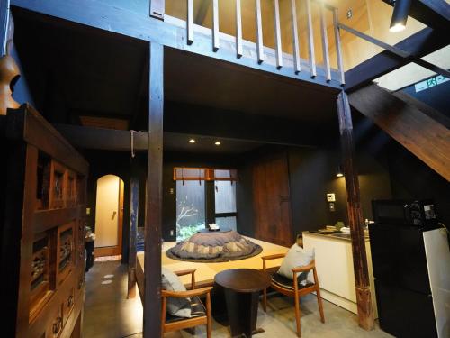 京都怀古庵公寓的房屋内的房间,配有桌椅