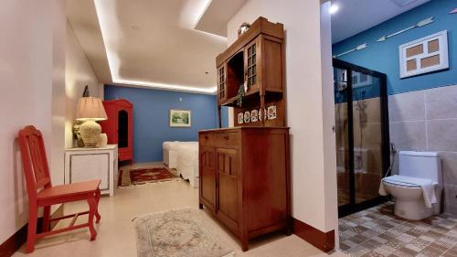 杜马格特Residencia Orlina的一间配有电视的浴室和卫生间