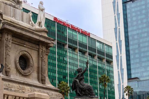 墨西哥城玛利亚伊莎贝尔墨西哥城喜来登酒店的建筑物前的女人雕像