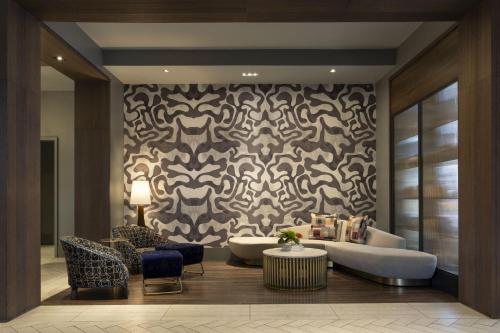 新奥尔良新奥尔良美丽殿酒店的客厅配有沙发和带图案的墙壁