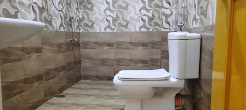 拉特纳普勒New White House Ratnapura的浴室配有白色卫生间和盥洗盆。