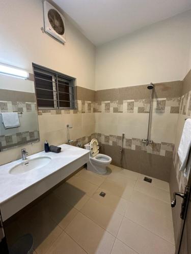 伊斯兰堡Cielo的一间带水槽和卫生间的浴室