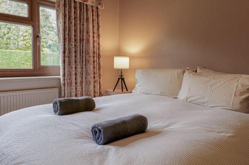 水上伯顿Charming 3BD Cotswolds Family Retreat的一间卧室配有一张带两个枕头的床