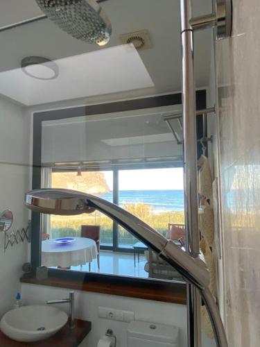 拉斯内格拉斯Vistas Increibles的浴室设有镜子、水槽和桌子