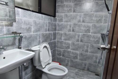 YJ Homes的浴室配有白色卫生间和盥洗盆。