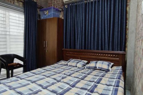 YJ Homes的卧室里一张带两个枕头的床,配有窗帘