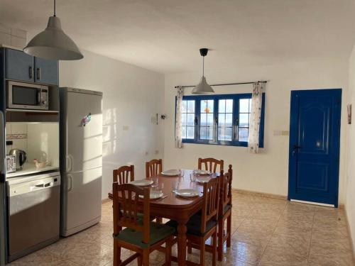 科斯塔特吉塞Casa Bora Bora的厨房配有桌椅和冰箱。
