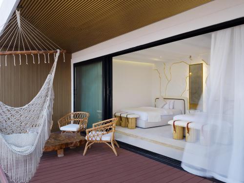 乌姆赛义德Ramlah Resort Qatar的带吊床的房间和一间卧室