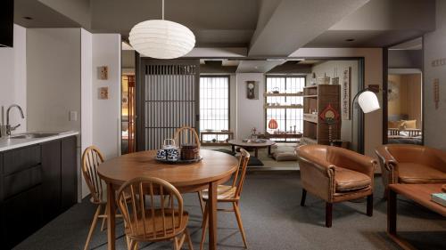 京都MIMARU SUITES KYOTO CENTRAL的厨房以及带桌椅的用餐室。