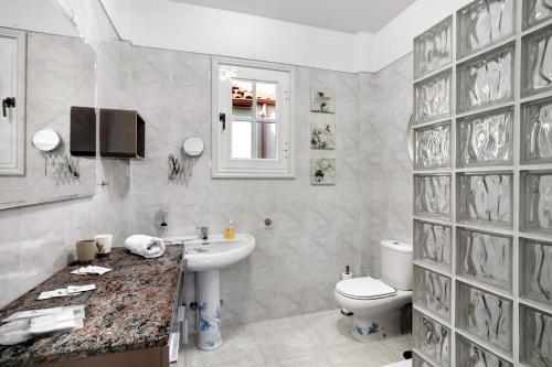 坎德拉里亚Eveas的白色的浴室设有水槽和卫生间。