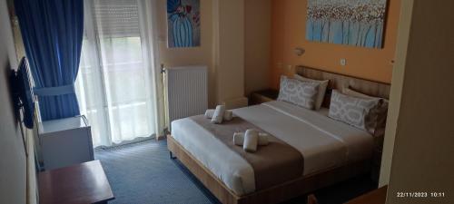 亚历山德鲁波利斯希里酒店的一间卧室配有一张带两张蜡烛的床。