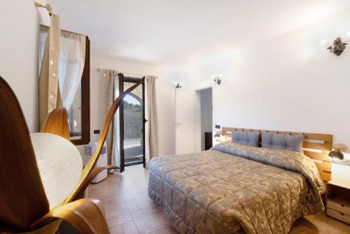 CampomoroneBaia di Campo的一间卧室配有一张床、一张桌子和一个窗户。