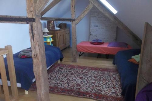 阿尔让唐Lovely little cottage的小房间设有两张床和地毯