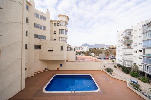 阿尔比尔Sea View Apartment Albir Playa Mar的建筑物屋顶上的游泳池