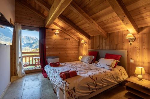 里苏尔Chalet Kala的木制客房内的一间卧室,配有一张床