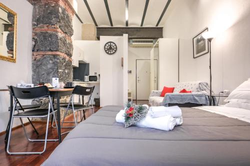 热那亚Galata studio Museo del Mare - GenovaInRelax的客房设有一张床和一张桌子及椅子