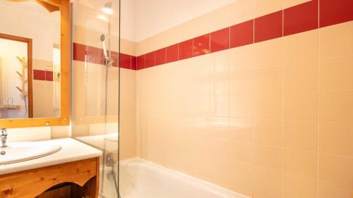 尚鲁斯V du Bachat EPICEA C02 - Appt 5 pers的浴室配有盥洗盆和浴缸。
