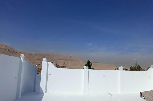 卢克索Villa Dream Desert的山底的白色围栏