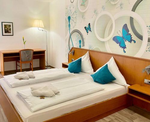 特里滕海姆克朗雷司令酒店的墙上有蓝色蝴蝶的房间里,有两张床