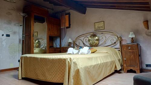 比萨Relais Corso Storico的一间卧室配有一张床,上面有两条毛巾