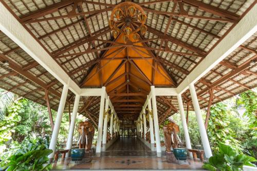 北碧Felix River Kwai Resort - SHA Plus,Certified的一座大型建筑,设有大型木屋顶