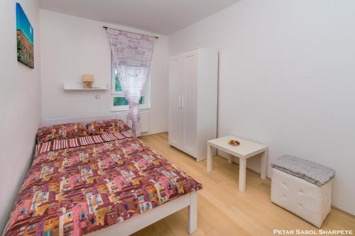 查科韦茨City break apartment的一间小卧室,配有一张床和一张桌子