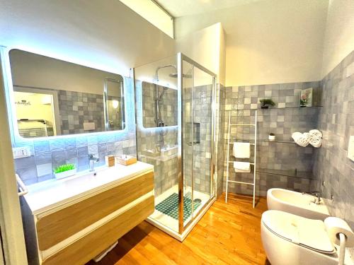 都灵Suite Sommeiller Comfort in centro的带淋浴、浴缸和卫生间的浴室