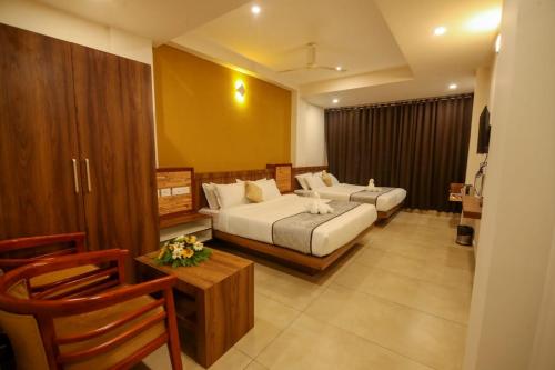 瓦亚纳德ARIAT AVENUE的酒店客房设有两张床和一张桌子。