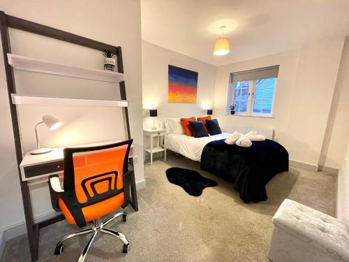 彼索普斯托福Bright & Cosy One Bedroom Apartment - Perfect base in Bishop's Stortford的一间卧室配有一张床、一张桌子和一张双层床。