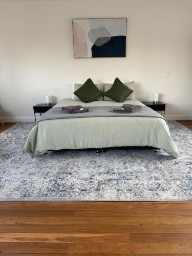 布罗肯希尔Away on Blende Studio Loft的一间卧室配有一张蓝色地毯的大床